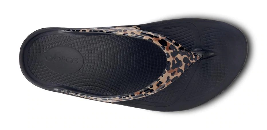 Oofos leopard best sale print flip flops